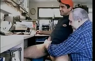 XXX Razz-seducido y enculada videos sexo oral con animales en el cuarto de baño