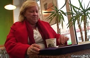 XXX Busty mamá y novio en baño seco oral gratis